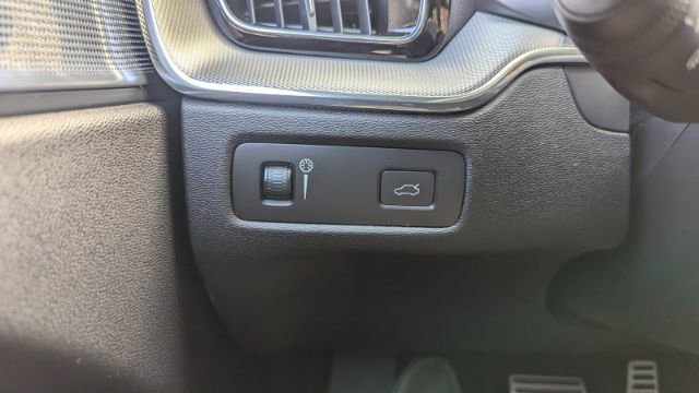 Used 2018 Volvo XC60 T6 R-Design w/ Convenience Package image 32