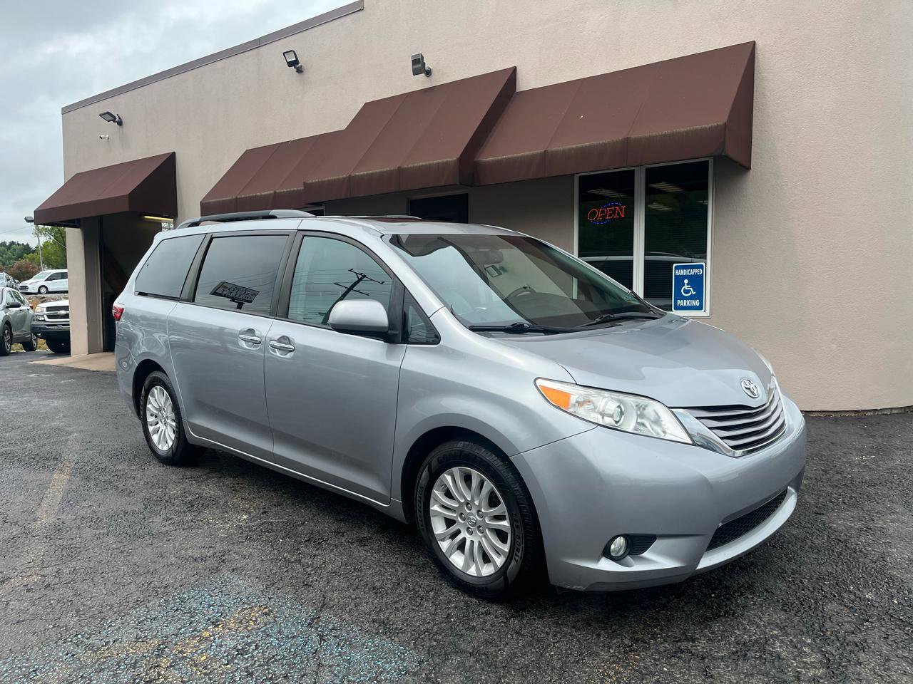 Used 2017 Toyota Sienna XLE w/ XLE Navigation Package FWD image 3