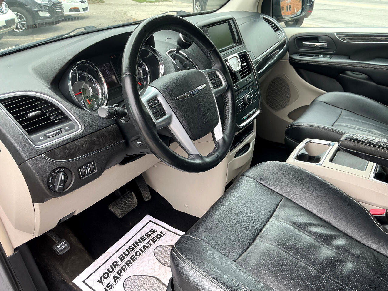 Used 2013 Chrysler Town & Country Touring-L w/ Driver Convenience Group image 15