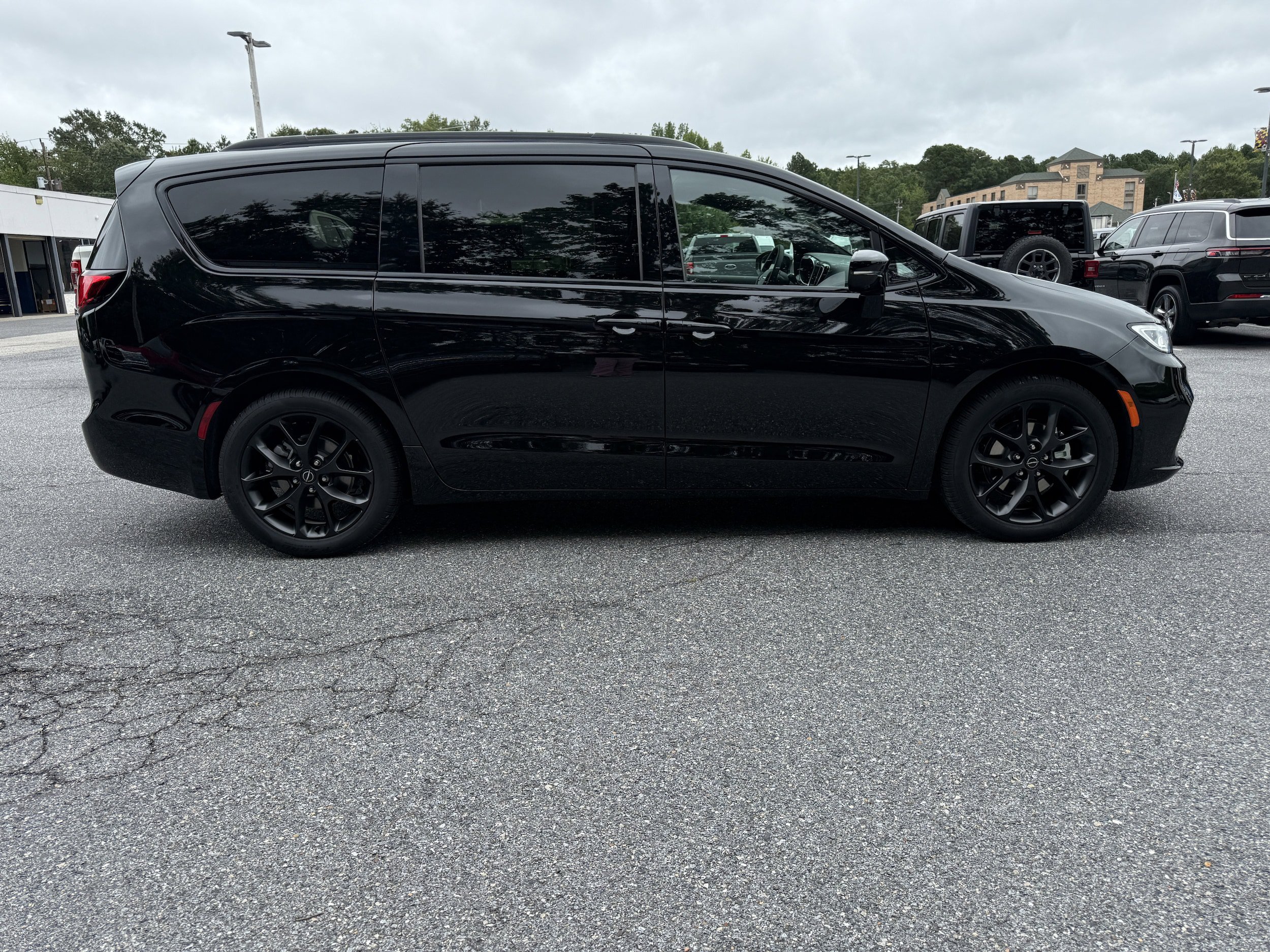 New 2026 Chrysler Pacifica Limited w/ S Appearance Package FWD image 9