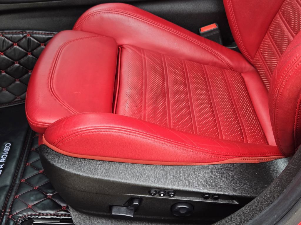 Used 2022 Alfa Romeo Giulia Veloce image 25