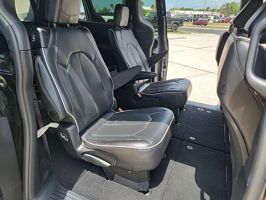 Used 2025 Chrysler Pacifica Limited image 16