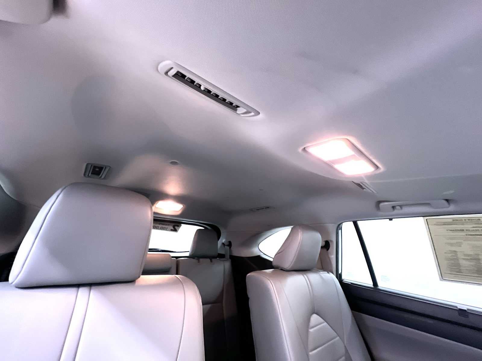 Used 2022 Toyota Highlander XLE AWD/4WD image 40