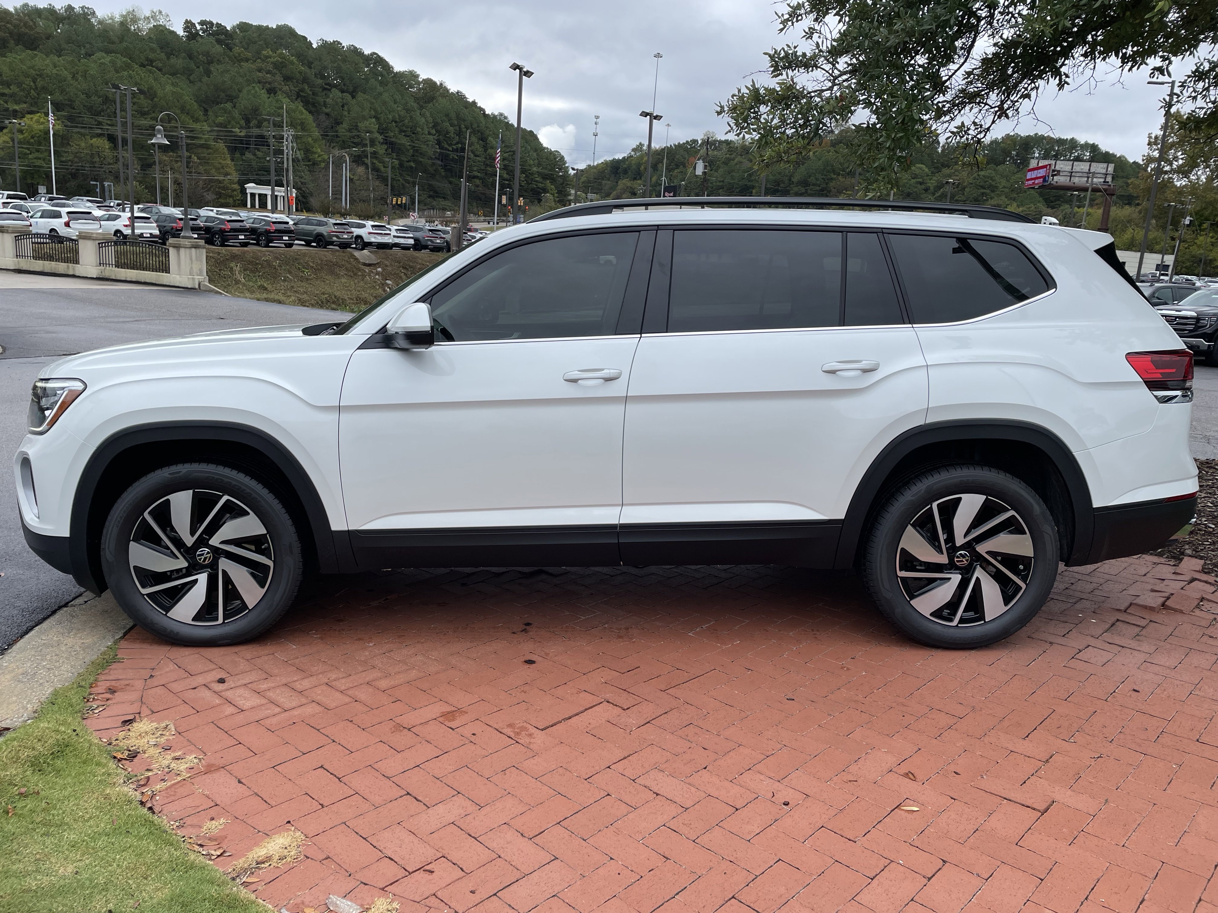 New 2026 Volkswagen Atlas SE image 7