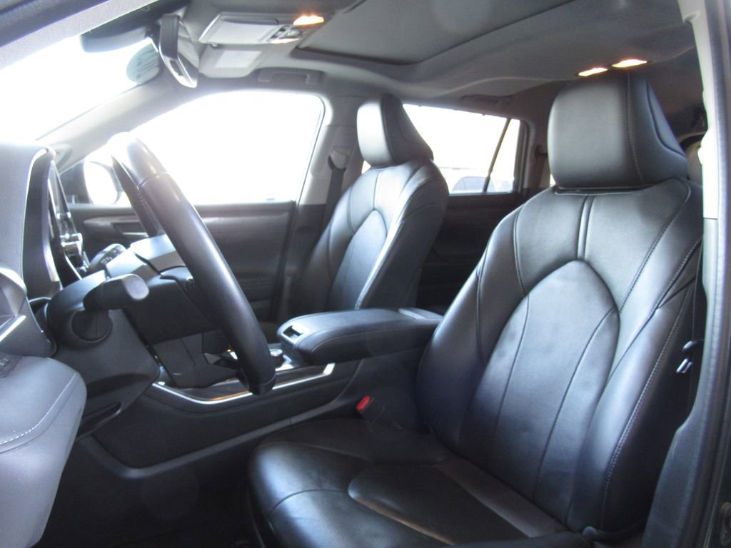 Used 2023 Toyota Highlander Limited image 11