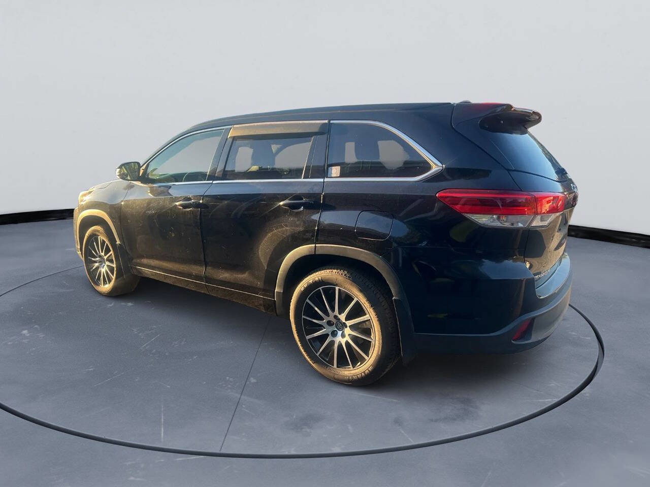 Used 2017 Toyota Highlander SE image 3