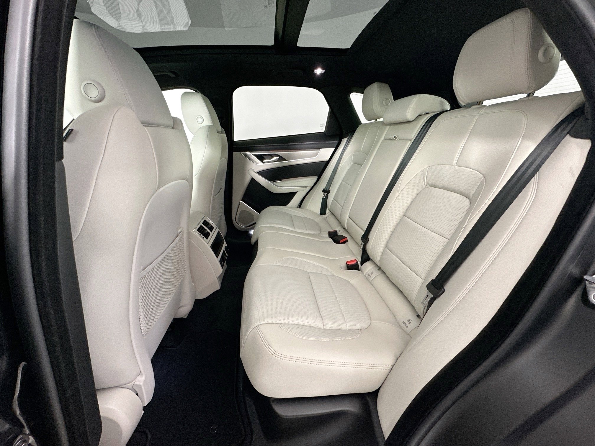 Used 2026 Jaguar F-PACE R-Dynamic S image 23
