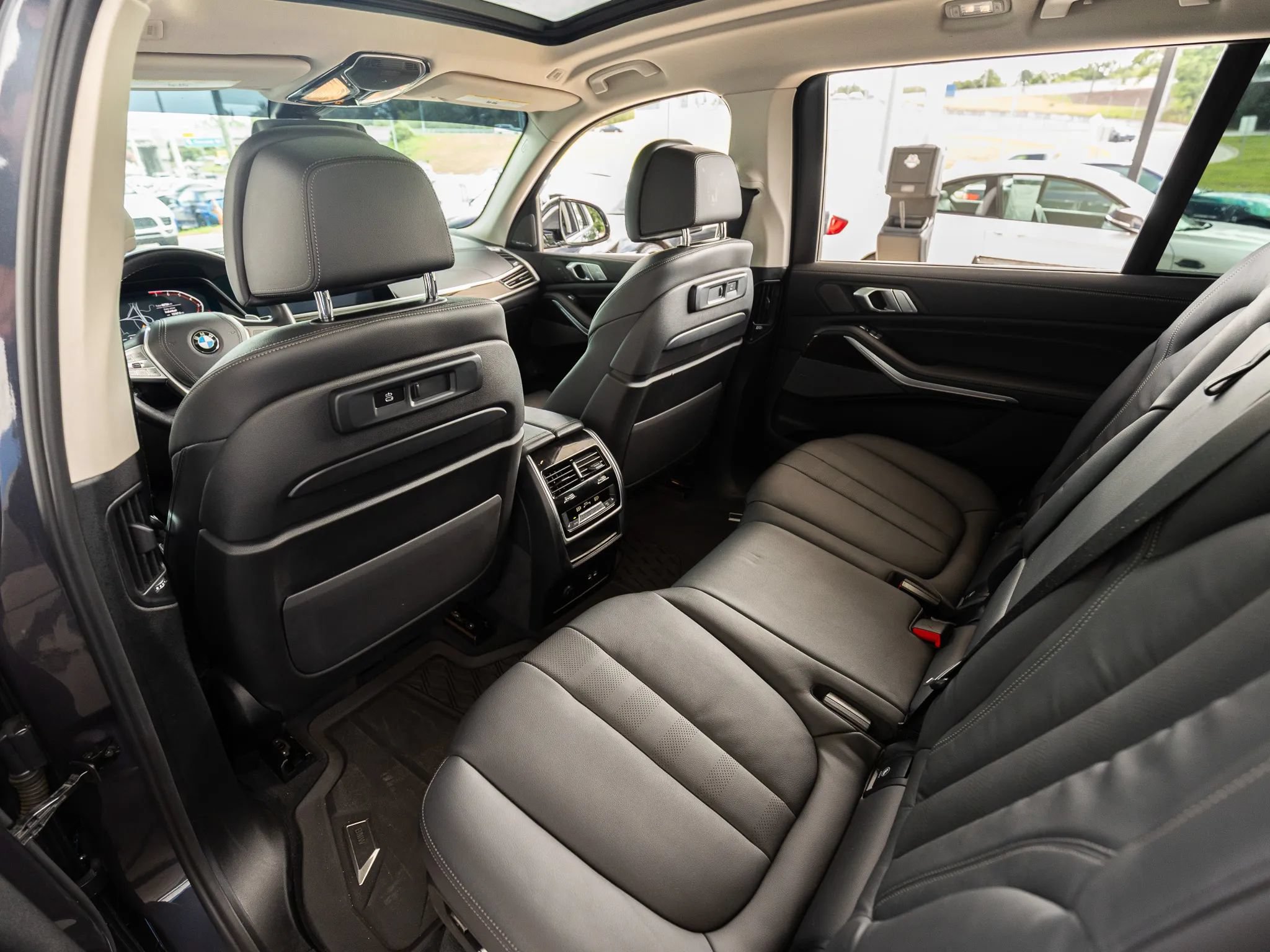 Used 2022 BMW X7 xDrive40i w/ Premium Package AWD/4WD image 30