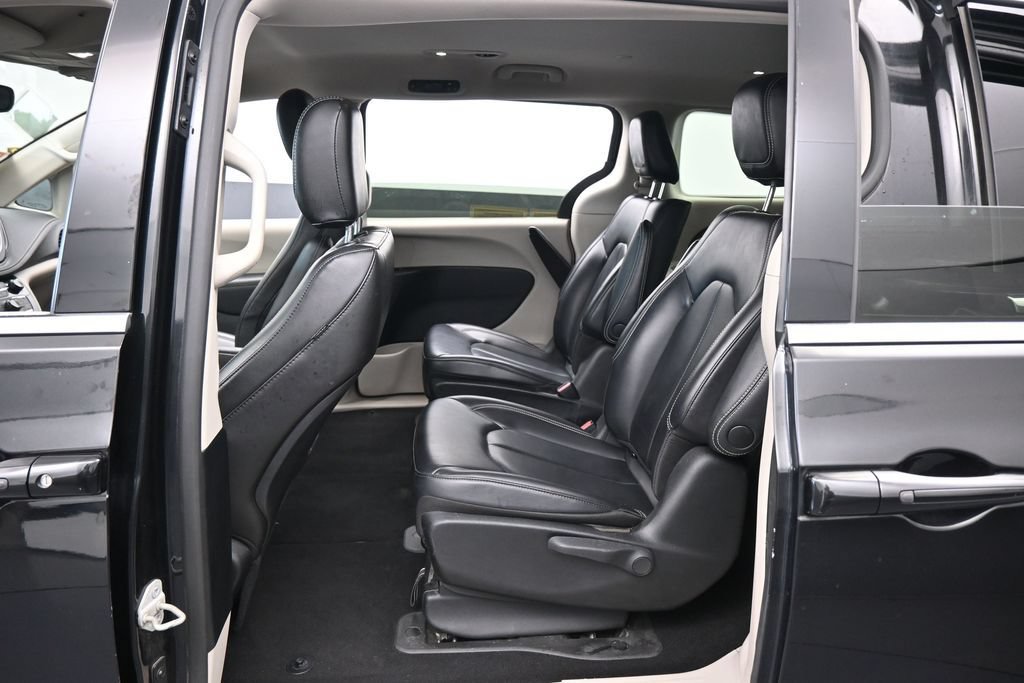 Used 2023 Chrysler Pacifica Touring-L FWD image 28