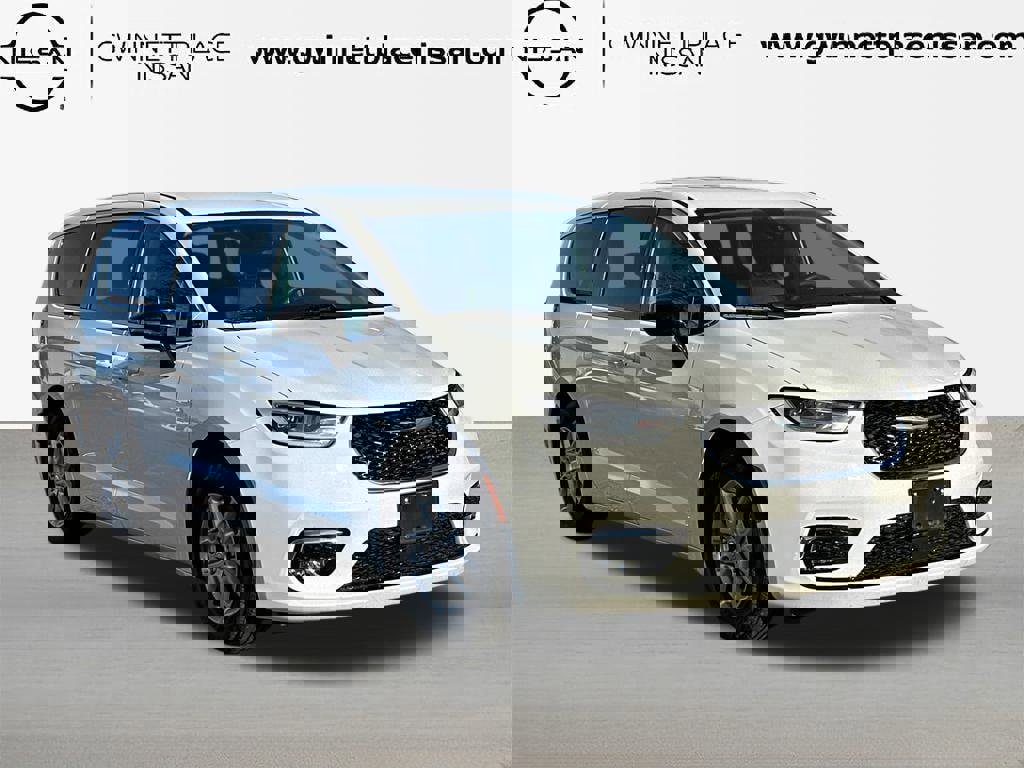 Used 2024 Chrysler Pacifica Touring-L image 3