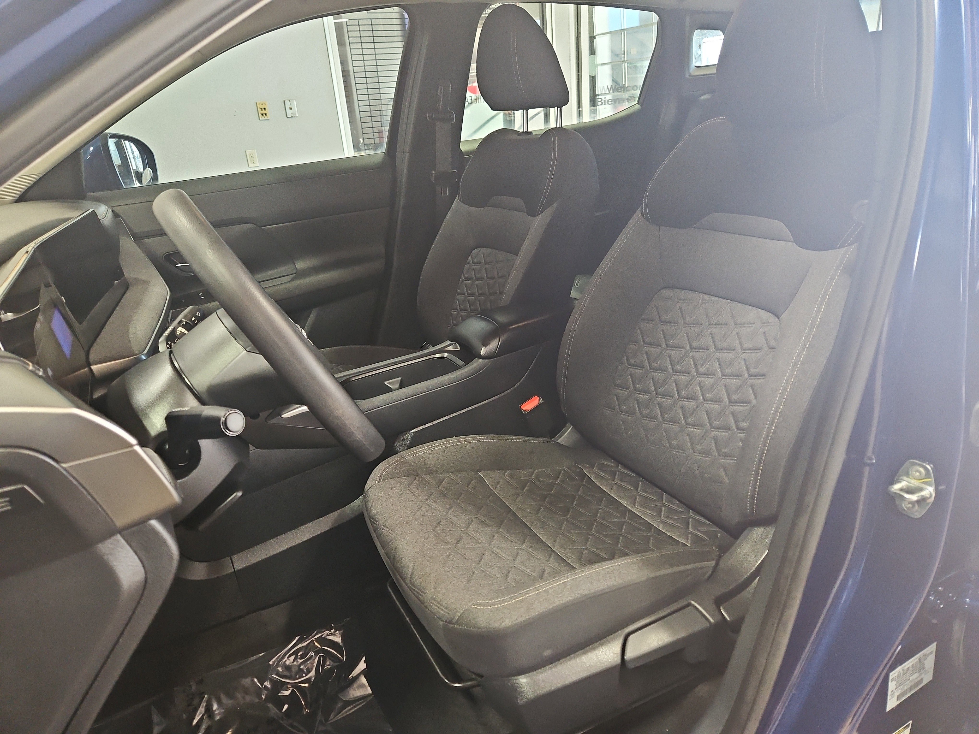 Used 2025 Nissan Kicks SV FWD image 8