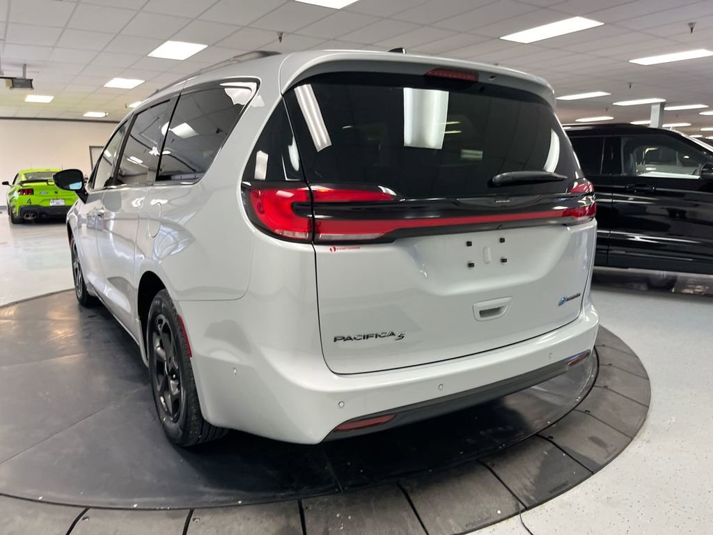 Used 2024 Chrysler Pacifica Premium image 6