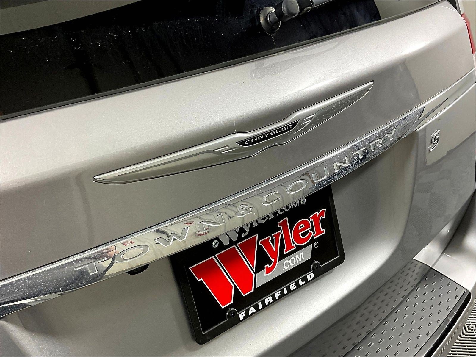 Used 2014 Chrysler Town & Country S FWD image 24