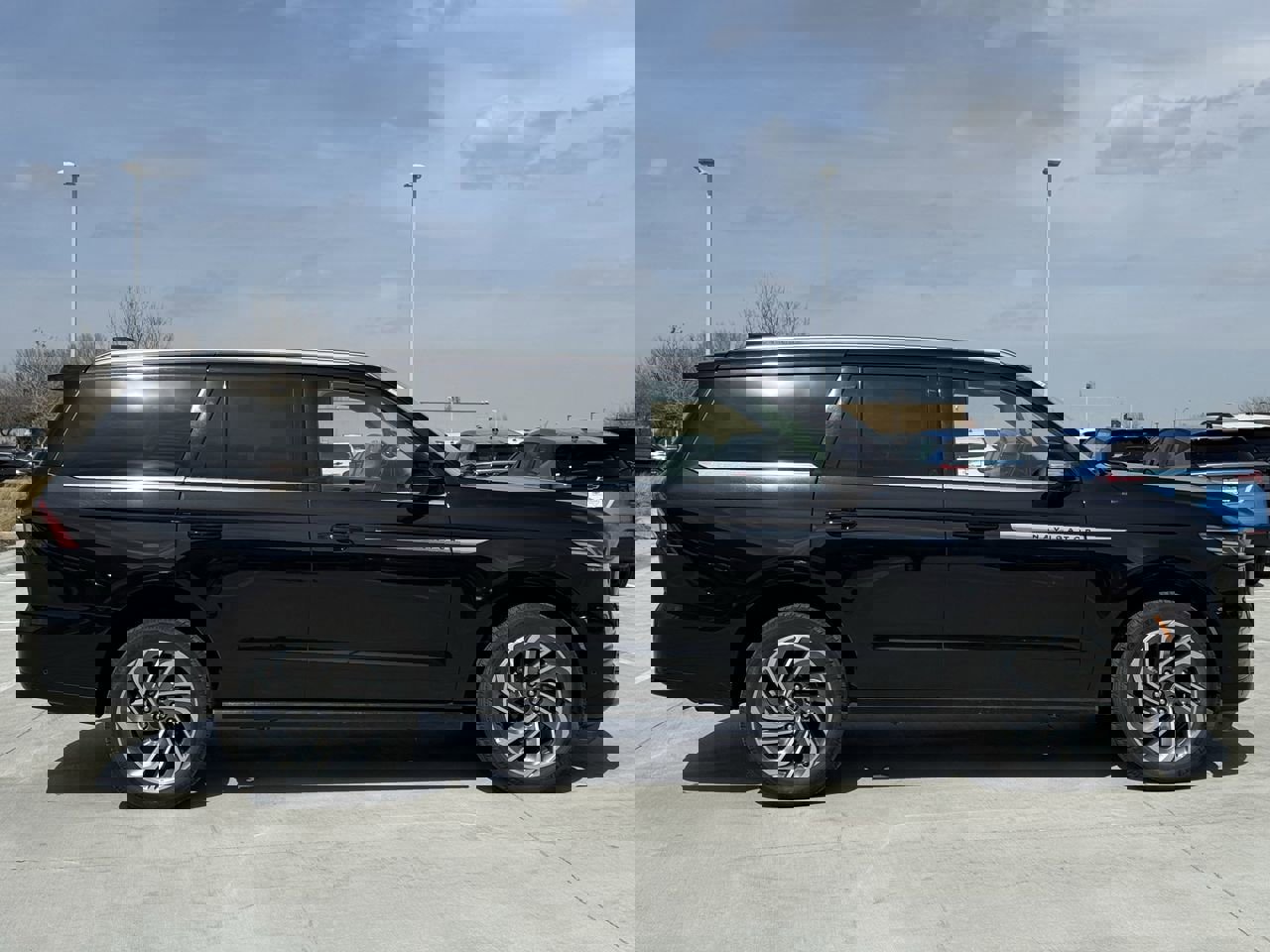 Used 2025 Lincoln Navigator Reserve image 3