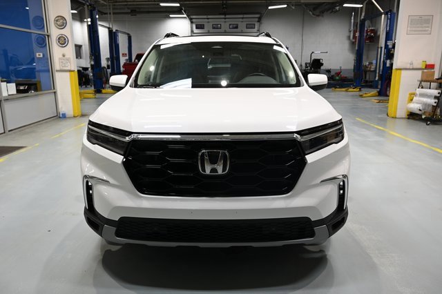 Used 2024 Honda Pilot Touring image 2