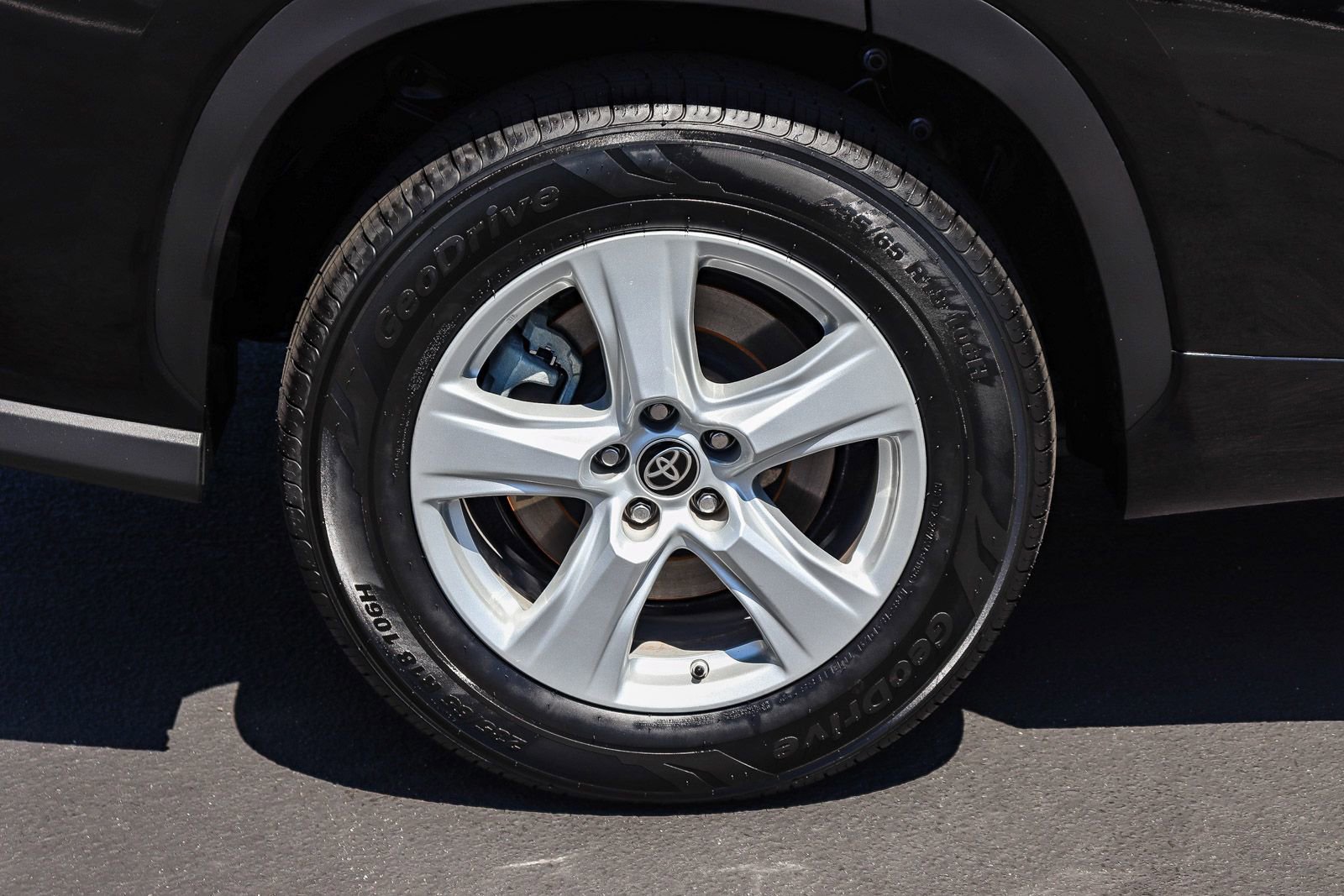 Used 2023 Toyota Highlander LE FWD image 9