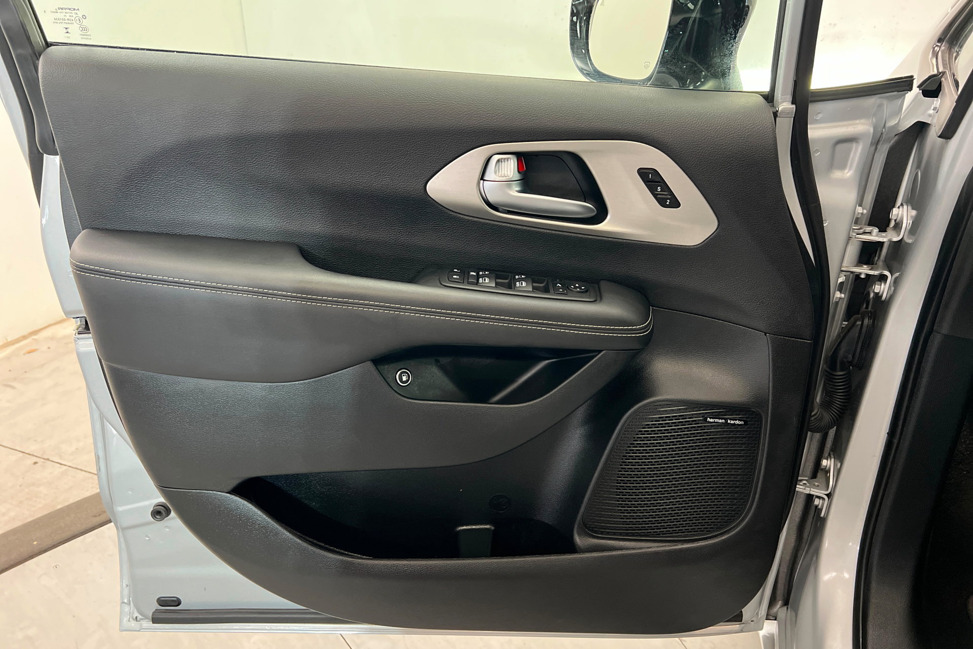 Used 2024 Chrysler Pacifica Premium FWD image 16
