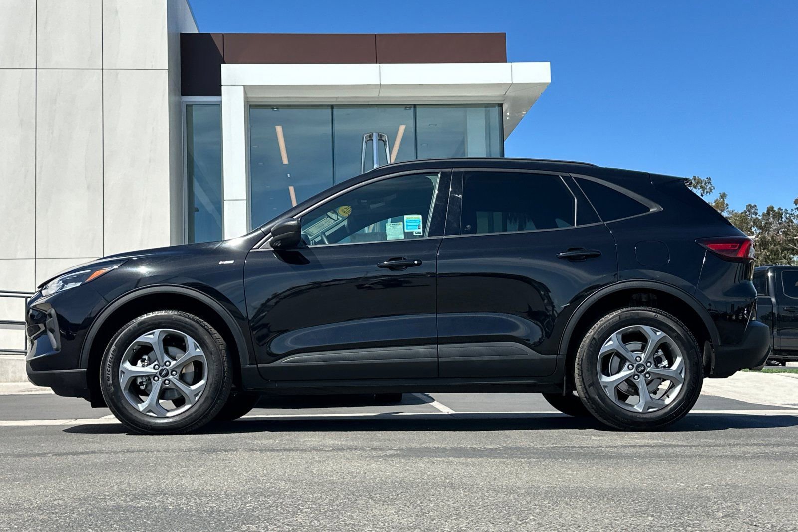 Certified 2025 Ford Escape ST-Line AWD/4WD image 6