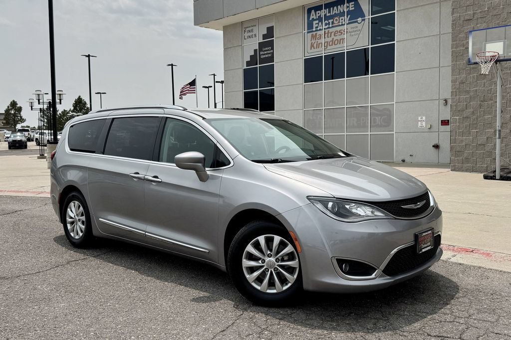 Used 2018 Chrysler Pacifica Touring-L FWD image 2