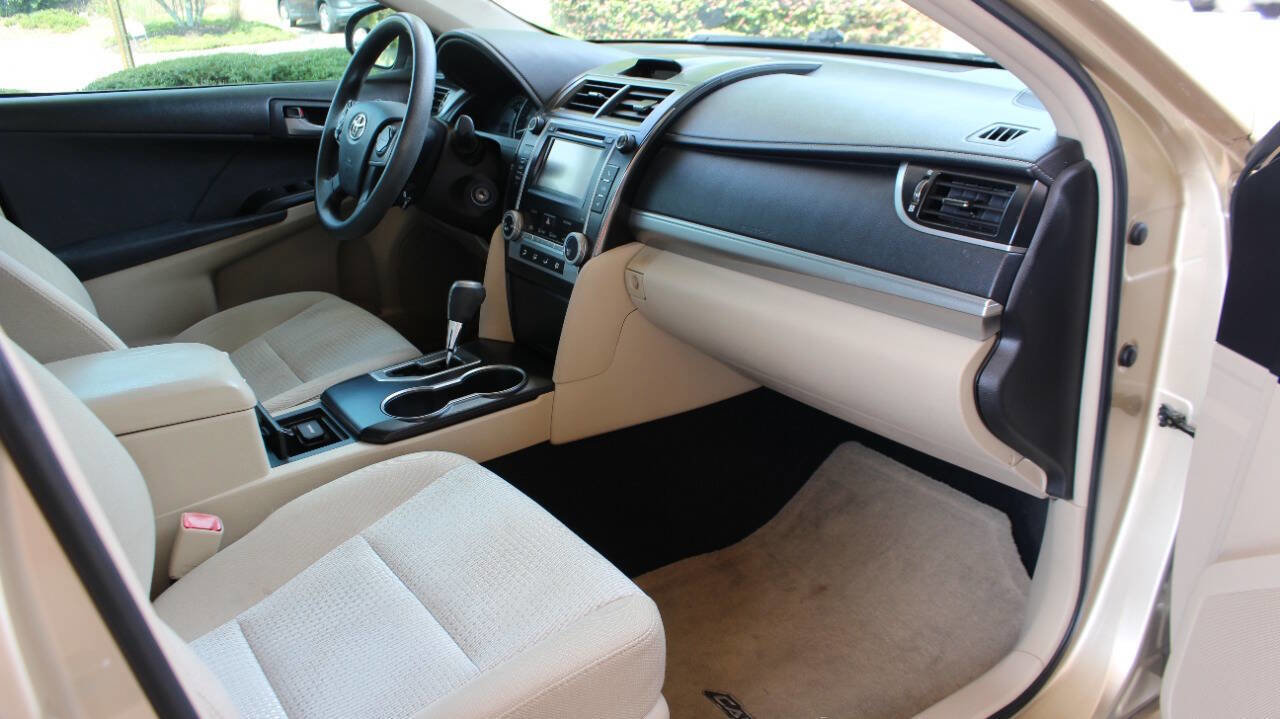 Used 2012 Toyota Camry LE image 25