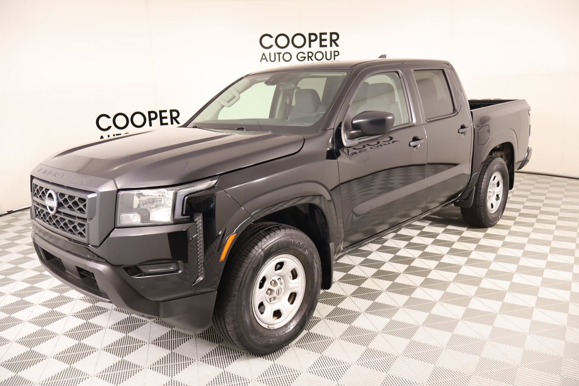 Used 2024 Nissan Frontier S w/ Tow Package RWD image 9