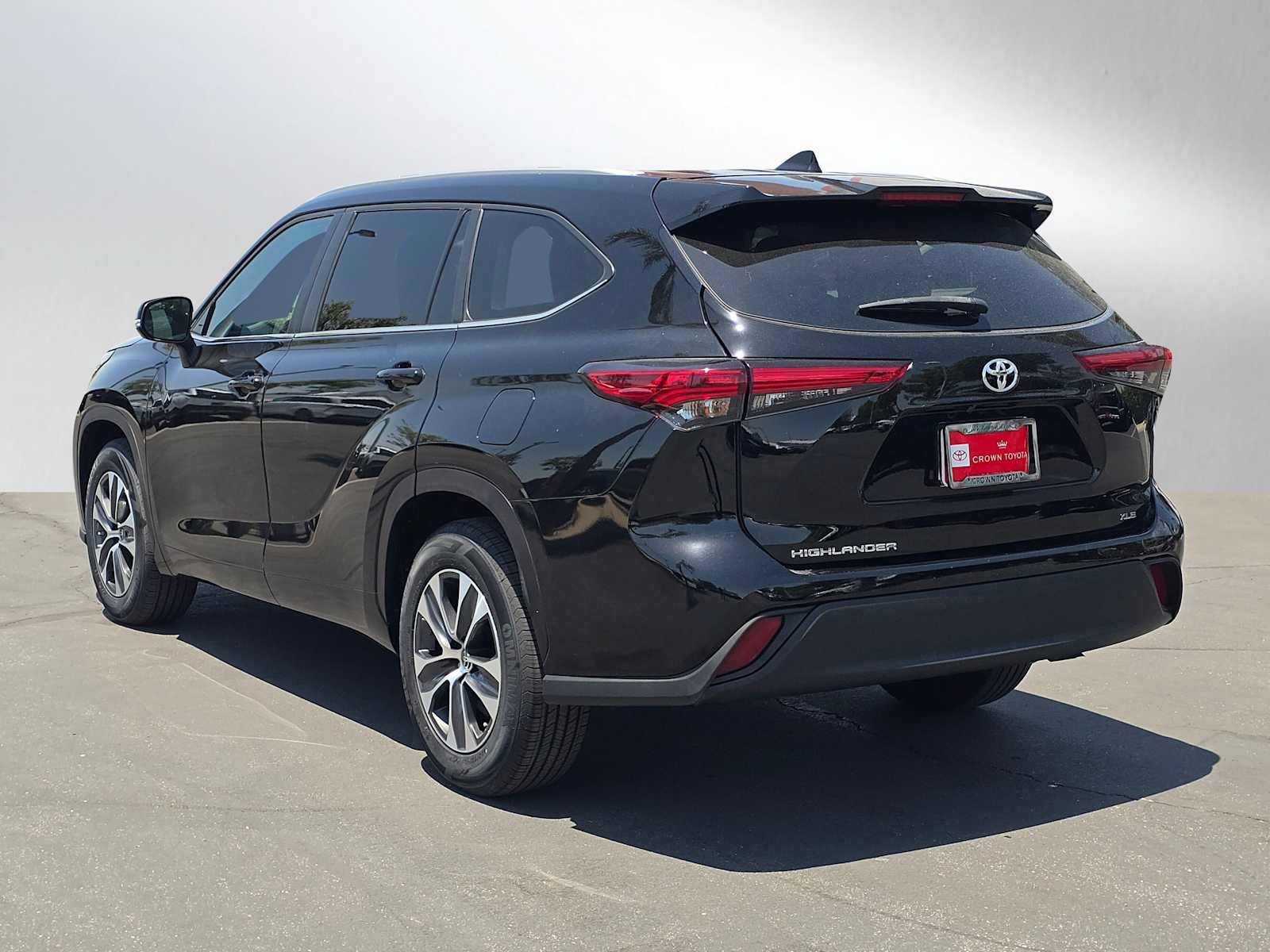 Used 2023 Toyota Highlander XLE FWD image 5