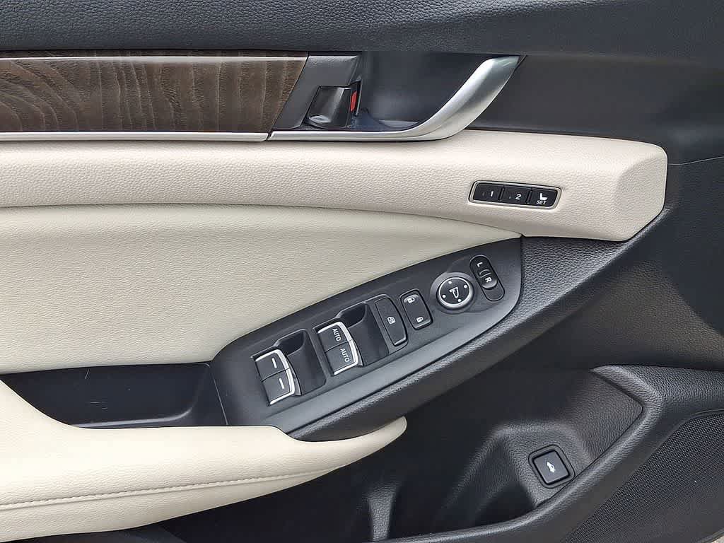 Used 2018 Honda Accord Touring image 10