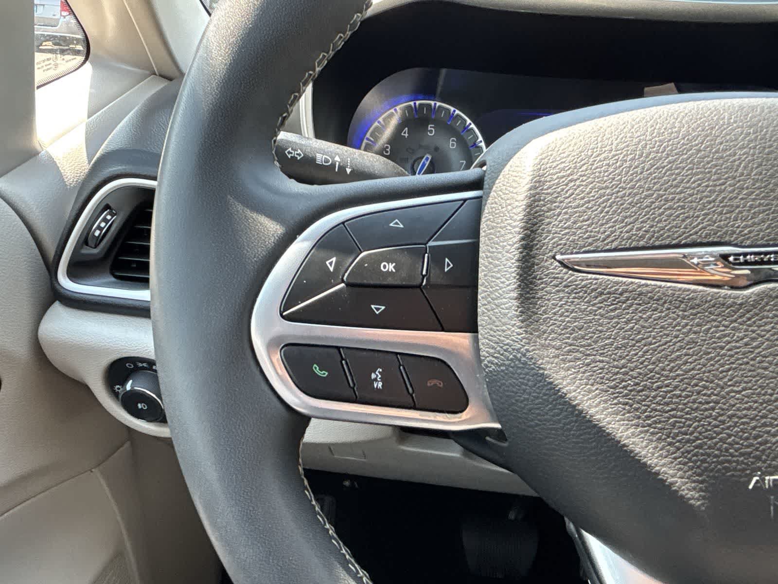 Used 2024 Chrysler Pacifica Touring-L FWD image 10