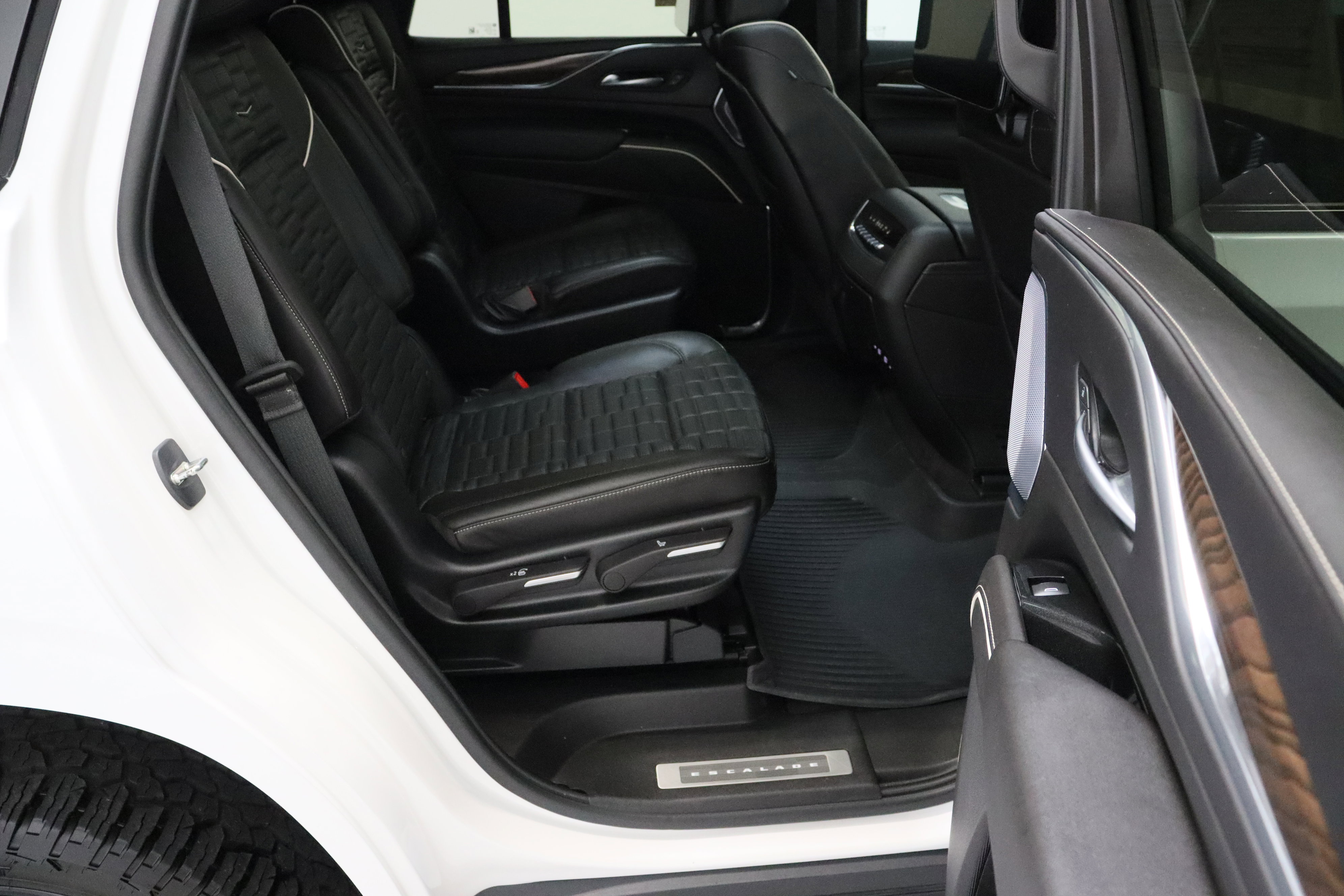 Used 2023 Cadillac Escalade Sport Platinum w/ LPO, ONYX Package AWD/4WD image 41