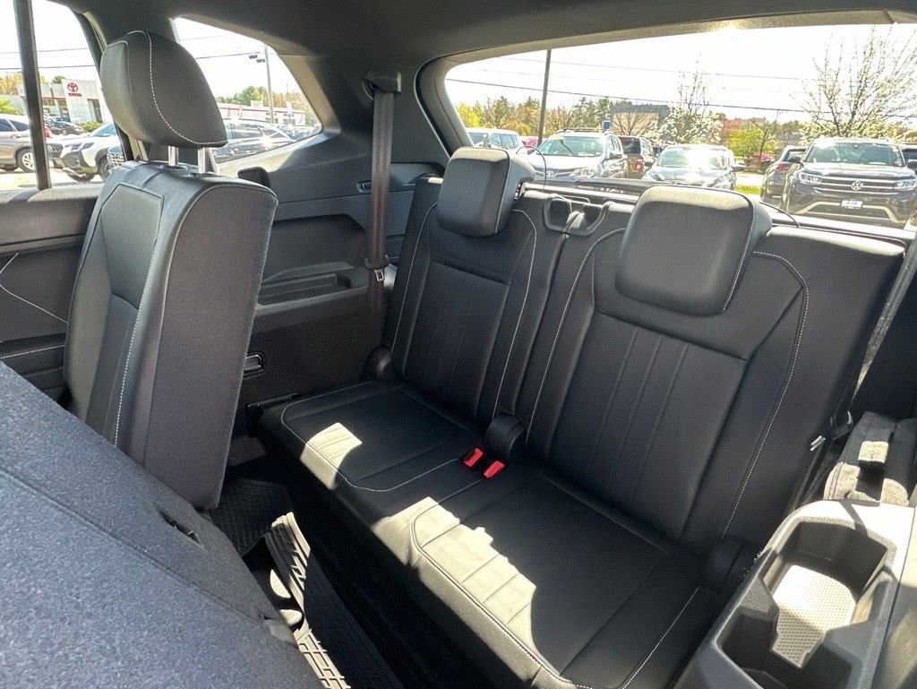 Used 2024 Volkswagen Tiguan SE R-Line FWD image 29