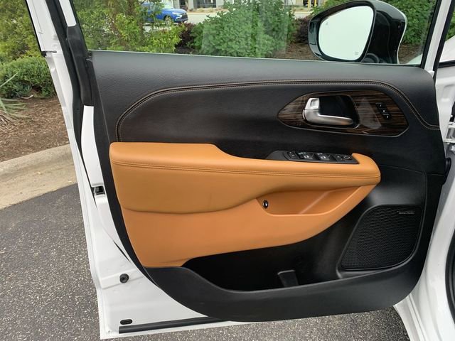 Used 2023 Chrysler Pacifica Pinnacle FWD image 17