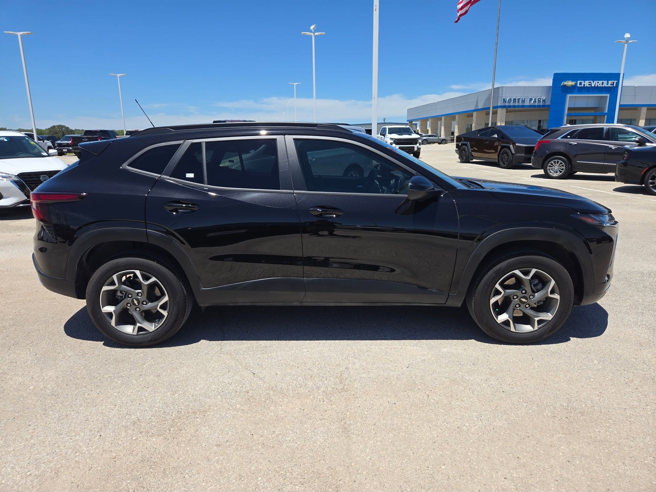 Used 2025 Chevrolet Trax LT w/ Driver Confidence Package FWD image 2