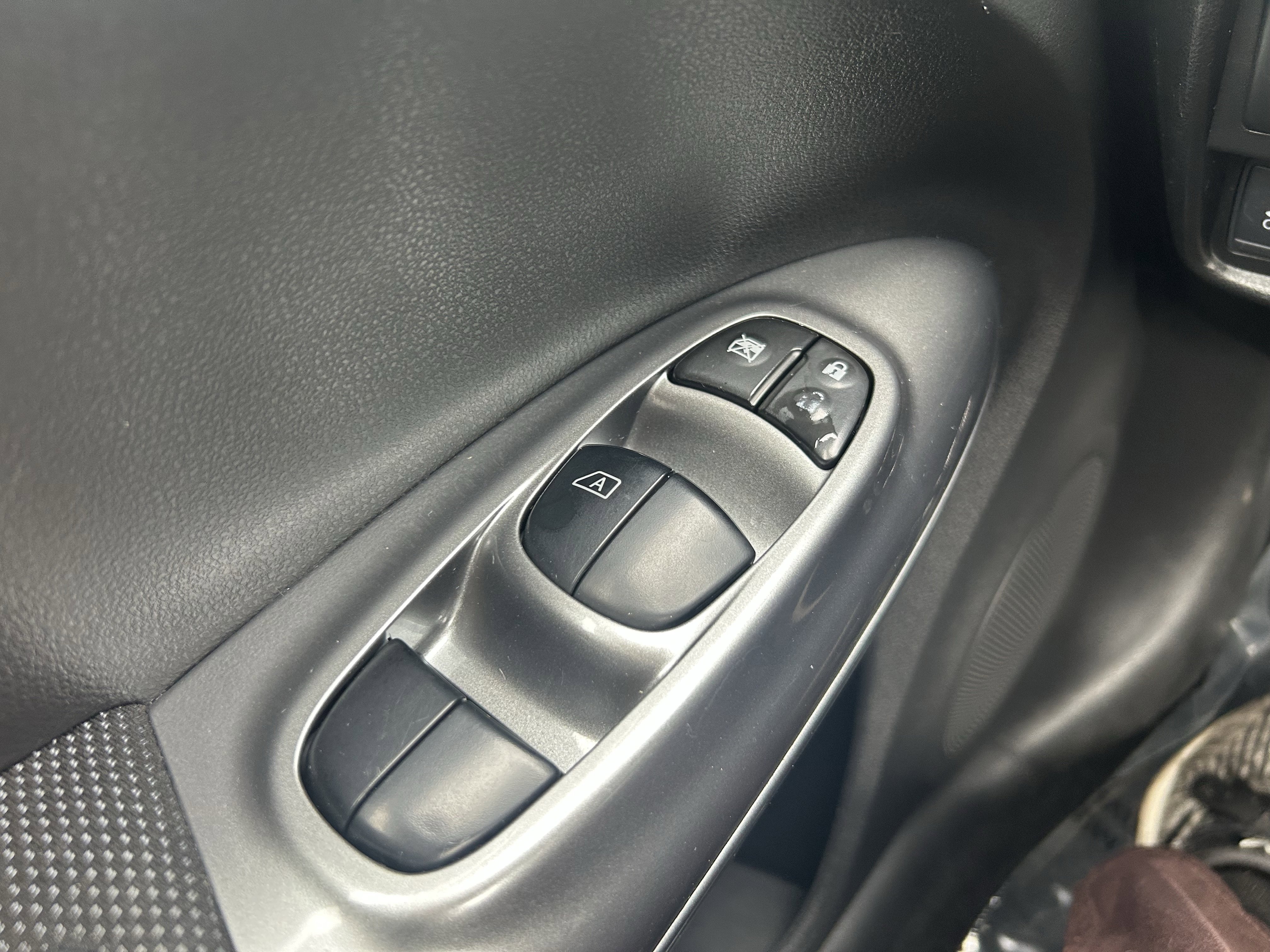 Used 2014 Nissan Juke S image 17