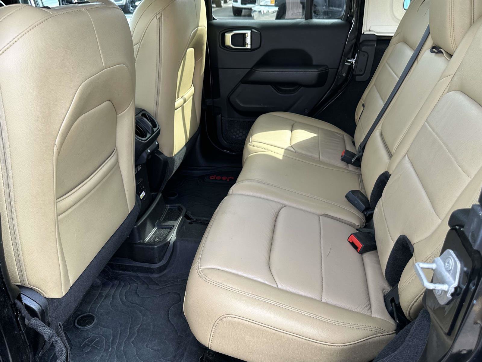 Used 2018 Jeep Wrangler Unlimited Sahara image 13