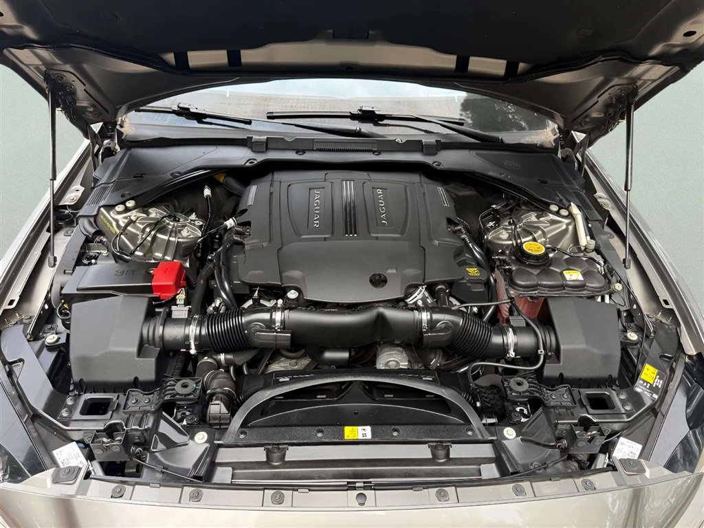Used 2019 Jaguar XE S RWD image 10
