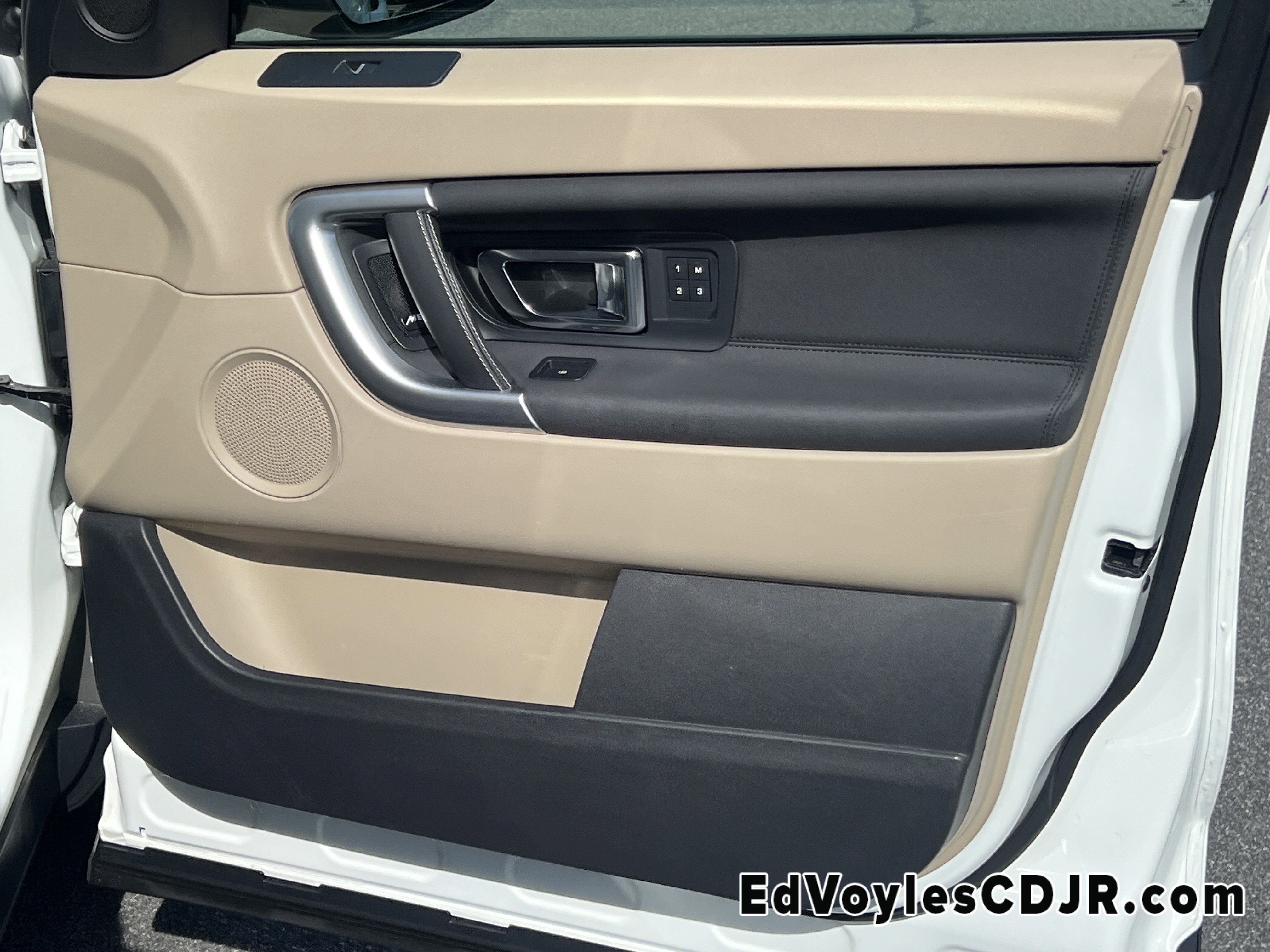 Used 2018 Land Rover Discovery Sport HSE image 17