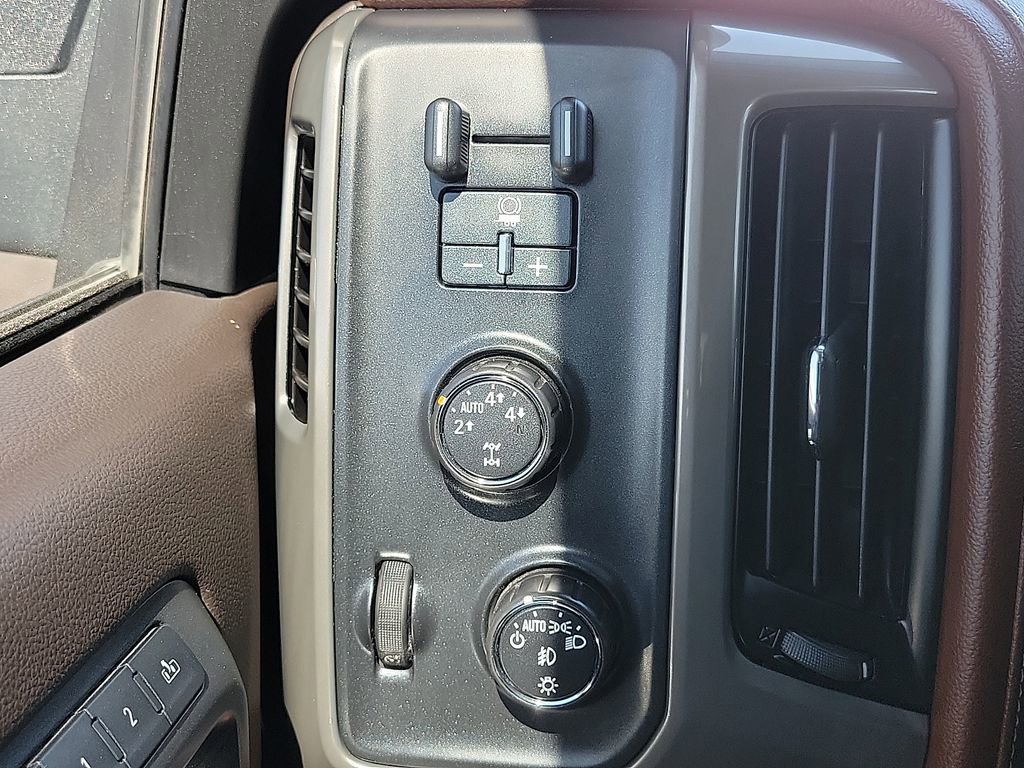 Used 2015 Chevrolet Silverado 1500 High Country w/ High Country Premium Package AWD/4WD image 16