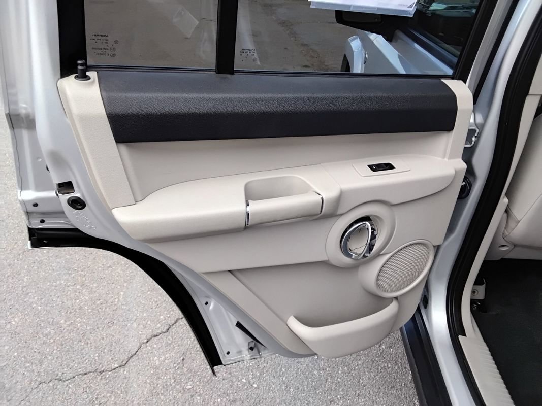 Used 2006 Jeep Commander Limited w/ Trailer Tow Group IV image 19