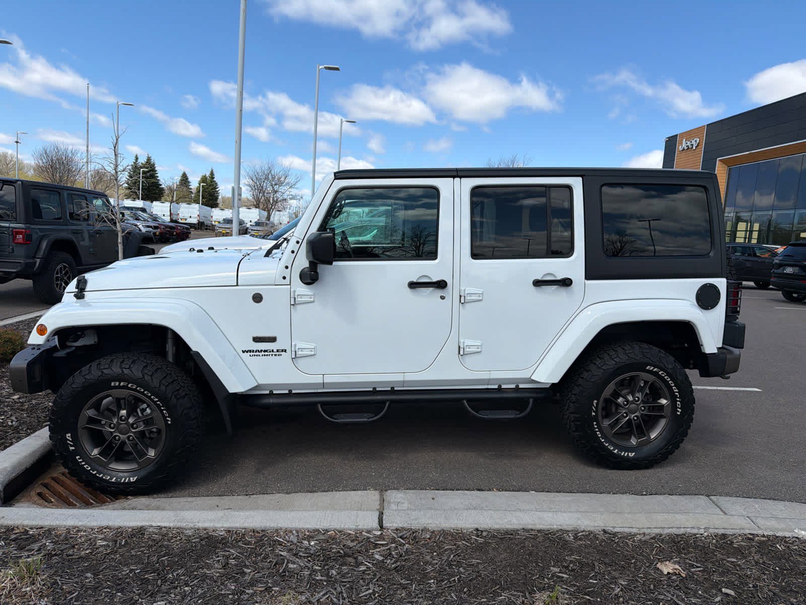 Used 2016 Jeep Wrangler Unlimited Sahara image 7