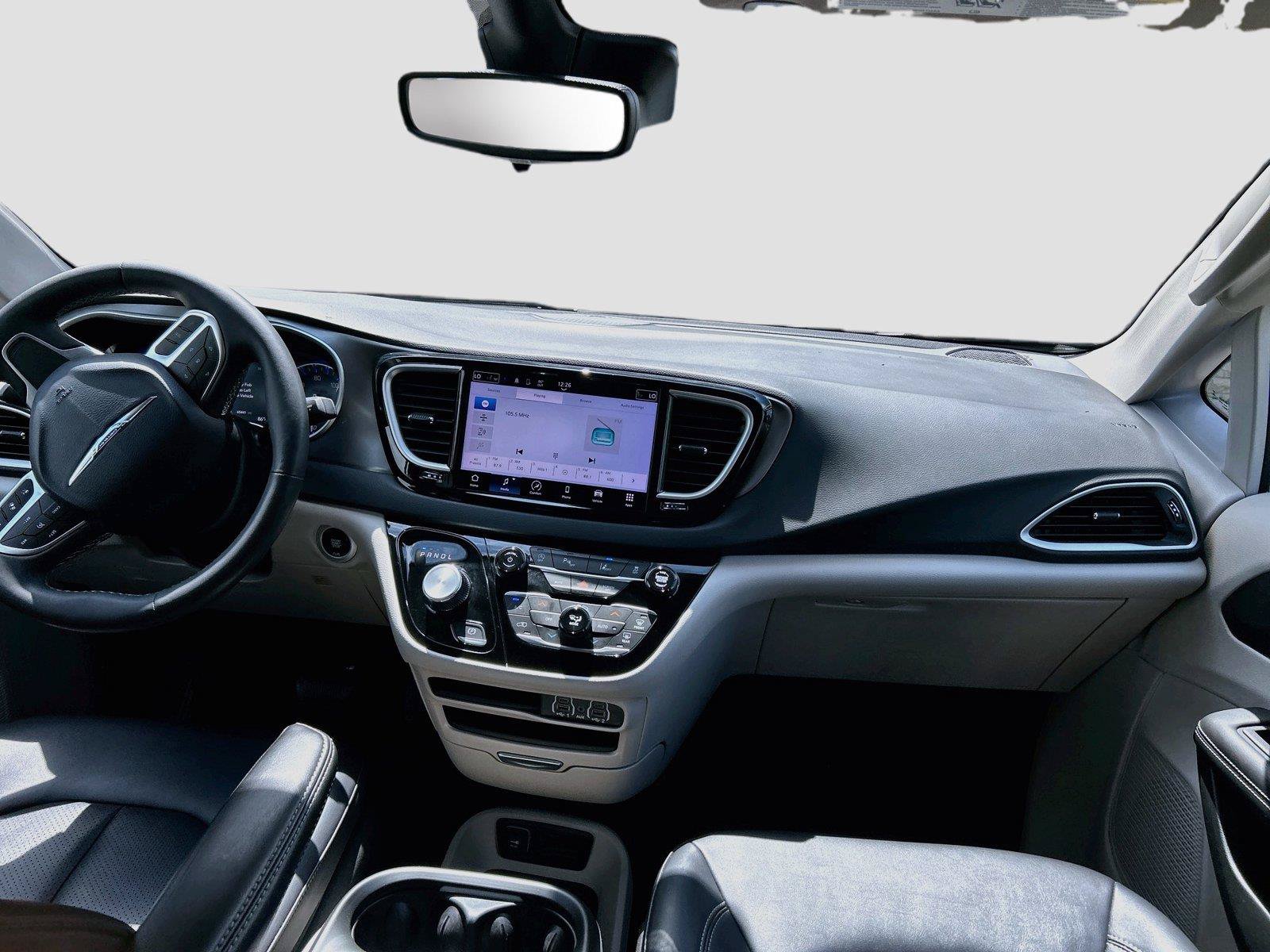 Used 2024 Chrysler Pacifica Touring-L FWD image 19