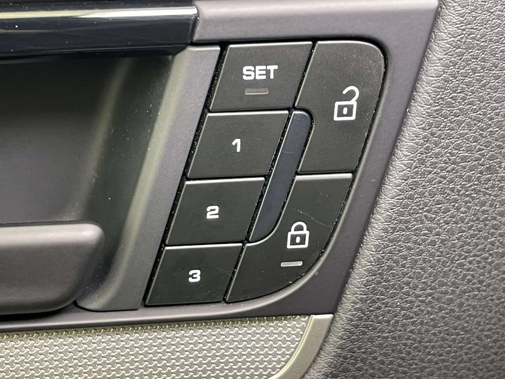 Certified 2025 Porsche Cayenne AWD/4WD image 34