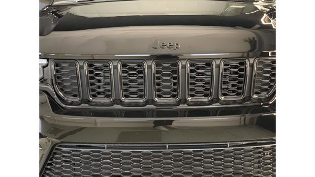 New 2025 Jeep Grand Cherokee Limited w/ Black Appearance Package image 9