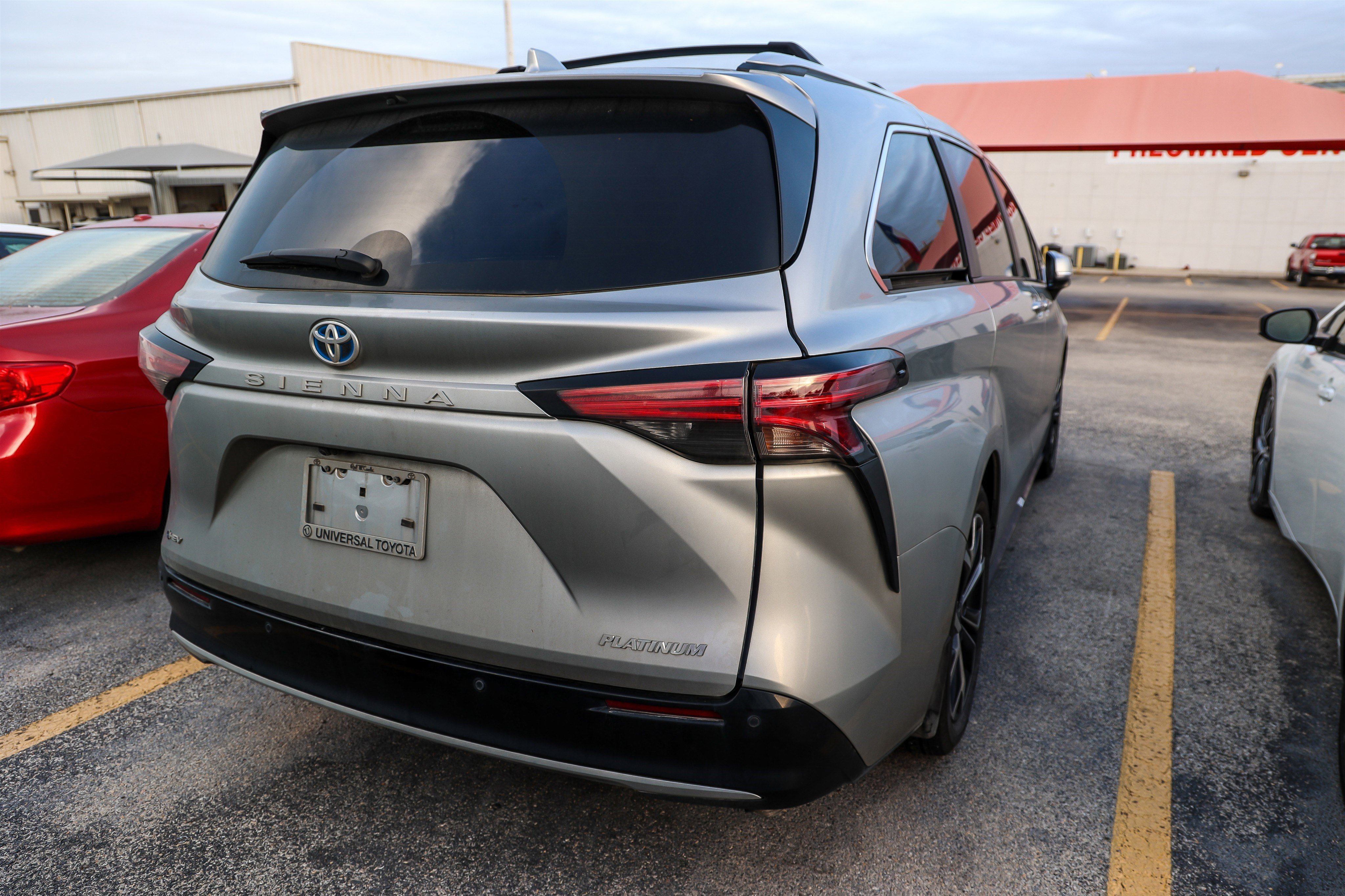Used 2025 Toyota Sienna Platinum FWD image 8