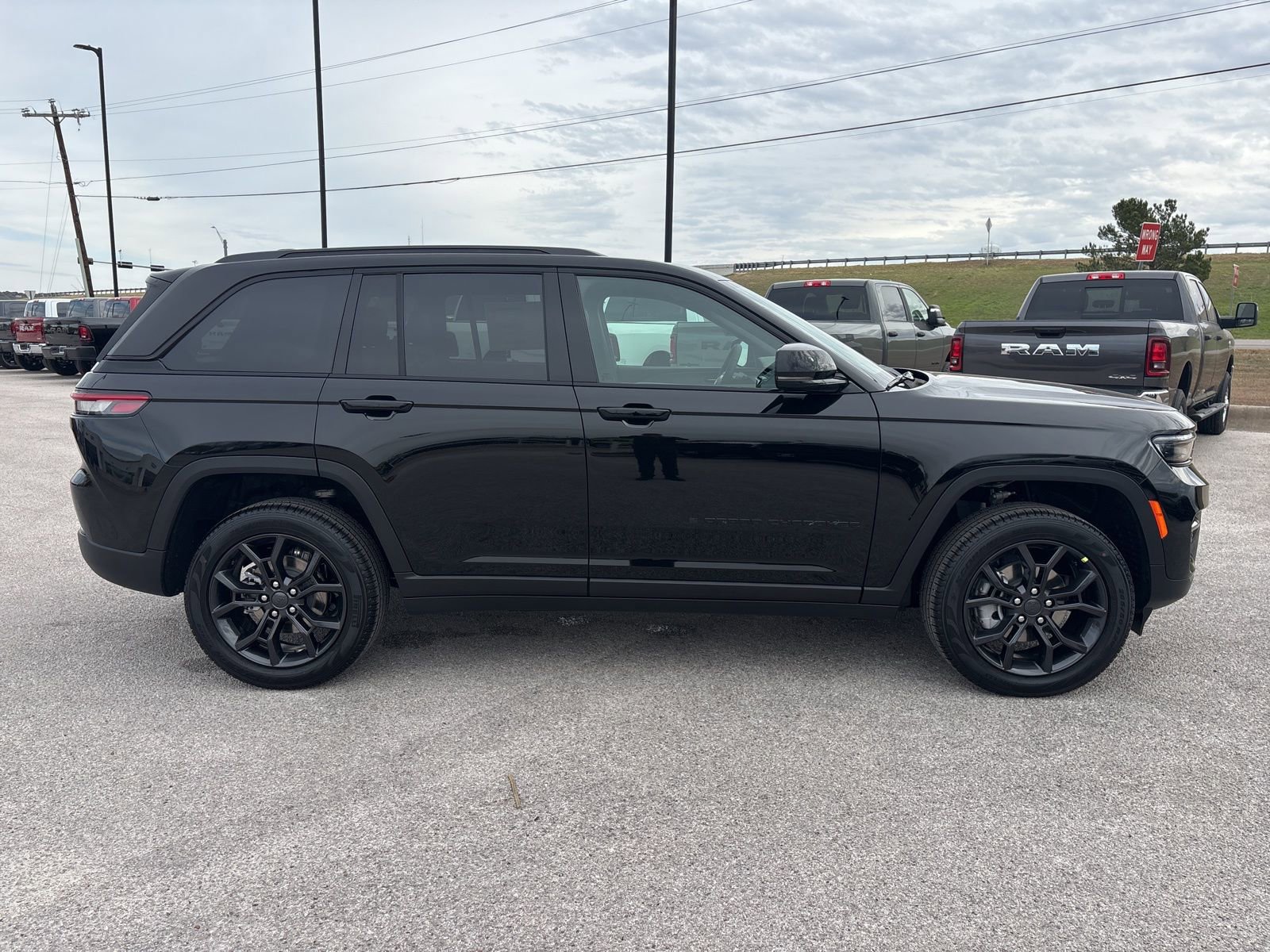 New 2025 Jeep Grand Cherokee Limited w/ Trailer Tow Package AWD/4WD image 7