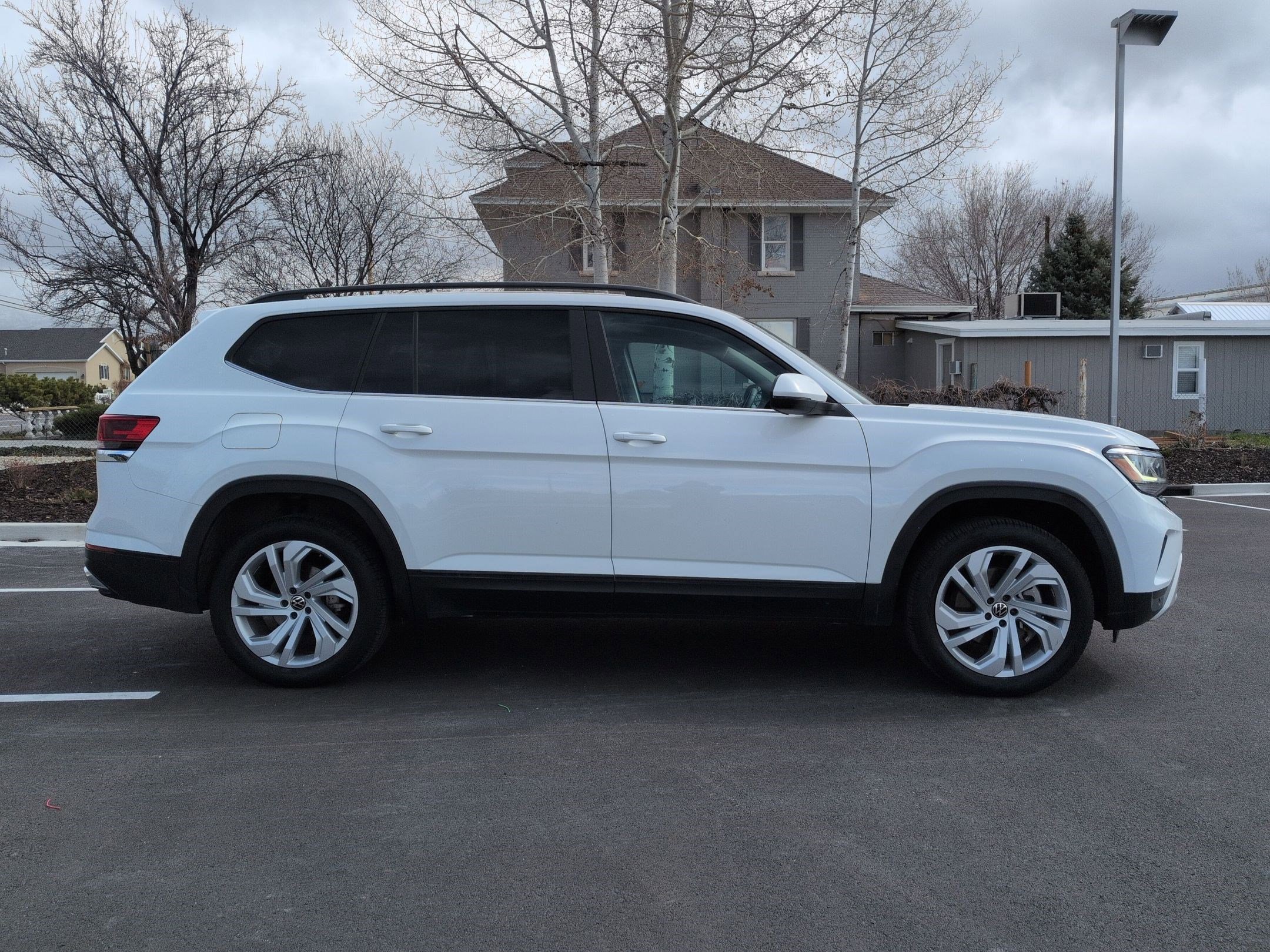 Used 2023 Volkswagen Atlas SE image 2
