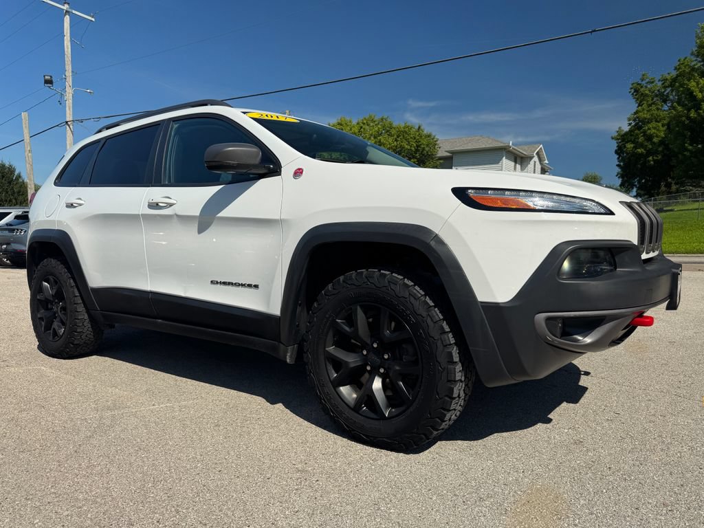 Used 2017 Jeep Cherokee Trailhawk AWD/4WD image 3
