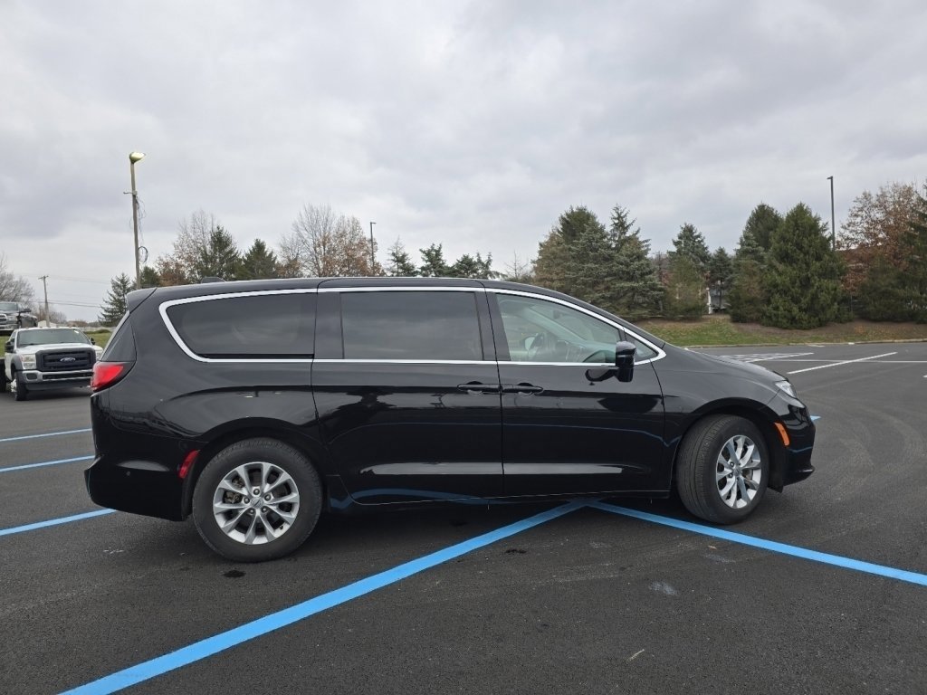 Used 2024 Chrysler Pacifica Touring-L w/ Uconnect Theater Family Group image 15