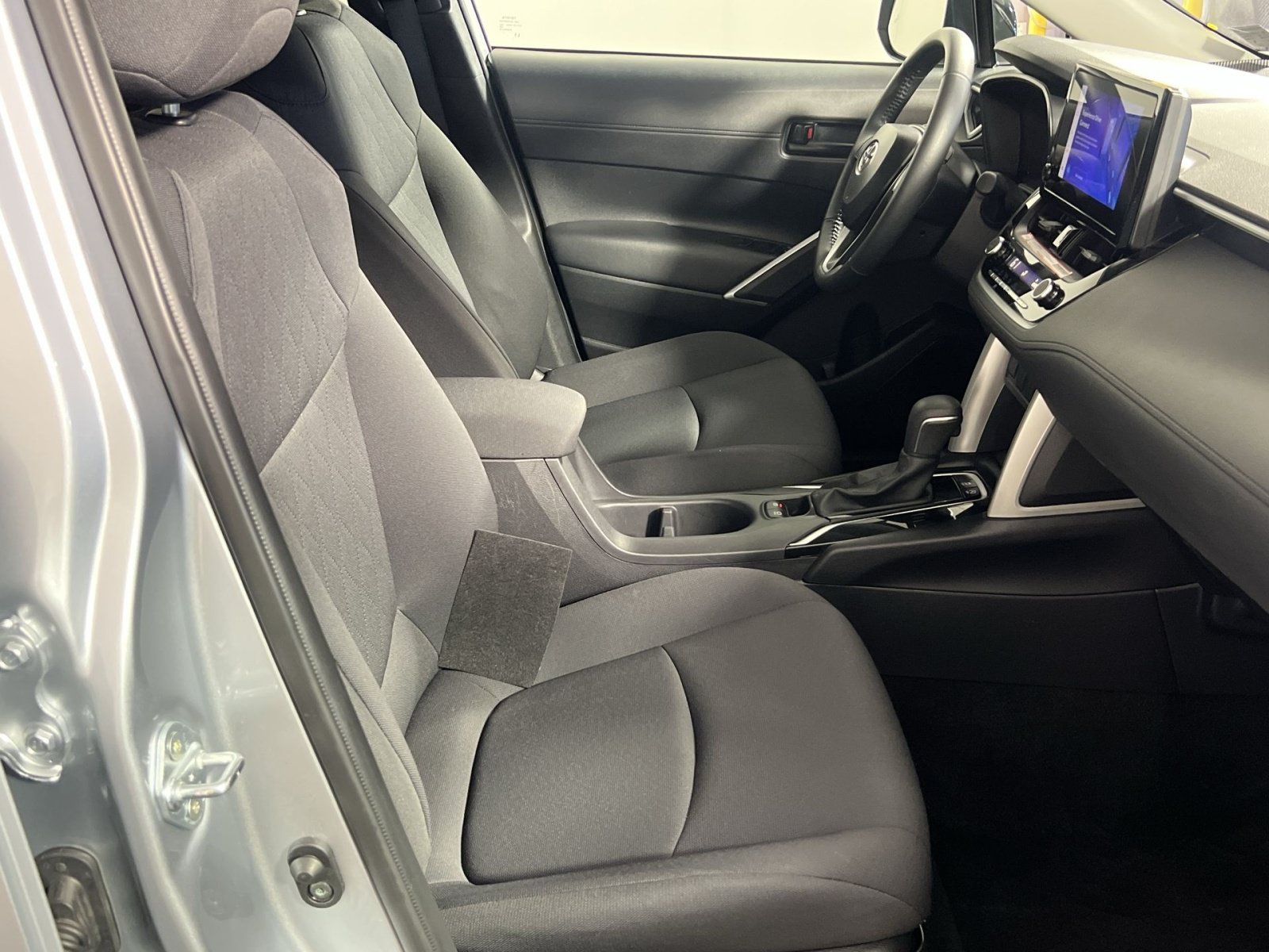 Used 2025 Toyota Corolla Cross LE FWD image 28