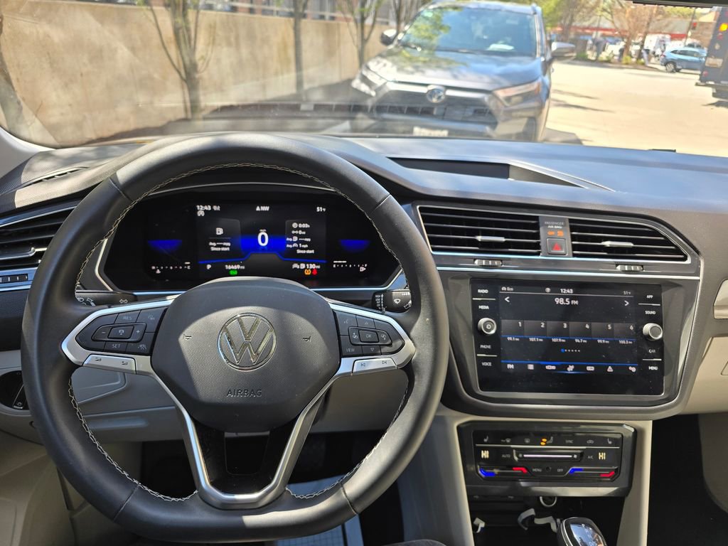 Used 2023 Volkswagen Tiguan SE w/ Panoramic Sunroof Package image 9