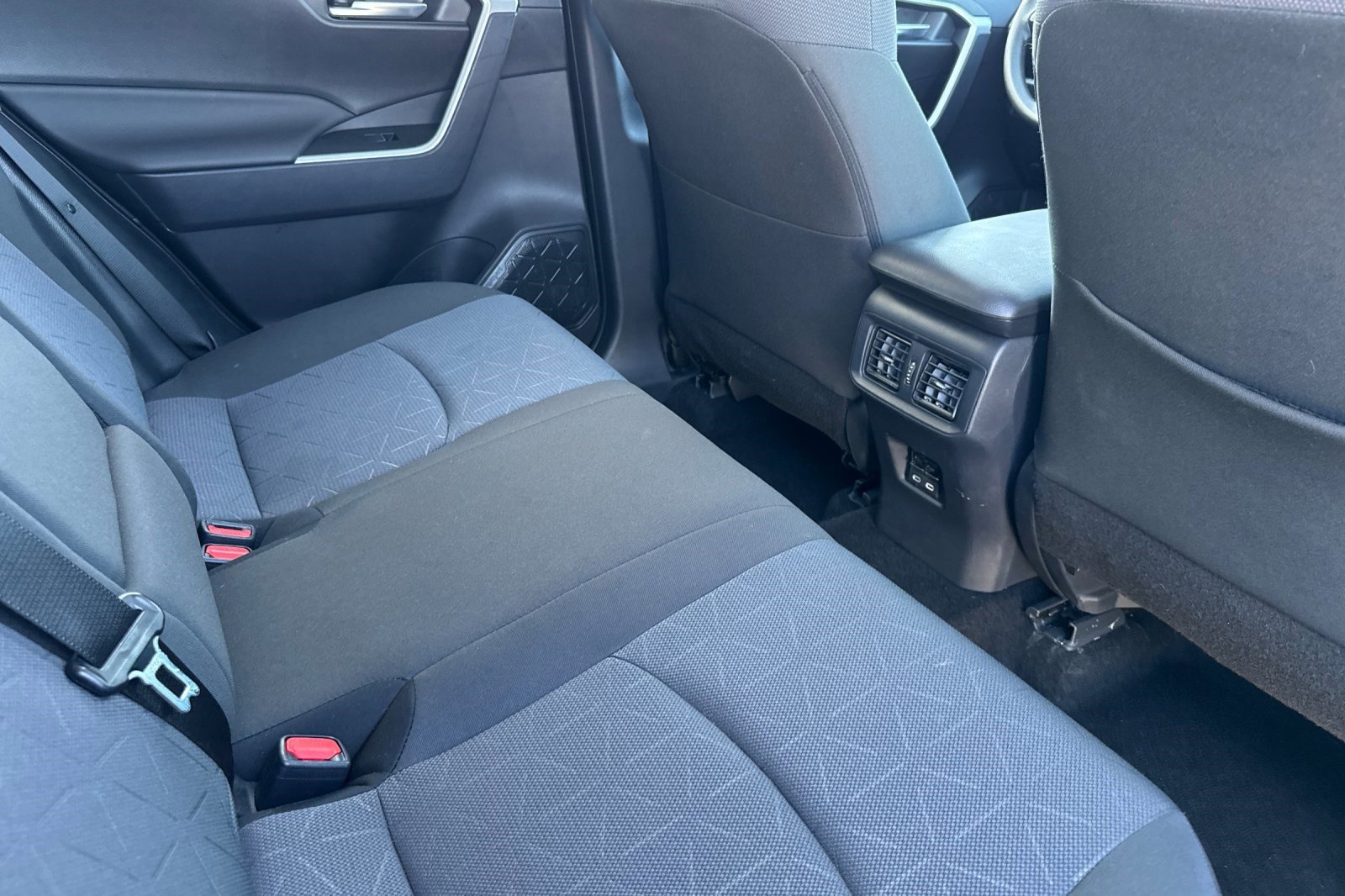 Used 2025 Toyota RAV4 XLE w/ Convenience Package image 30